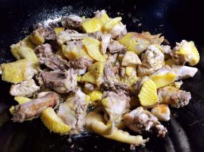 因为用的走地鸡，肉里面含有的油脂比较多，所以炒了3分钟左右，把油脂炒出来，菜品做出来比较香