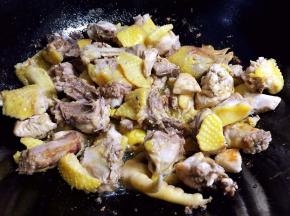 因为用的走地鸡，肉里面含有的油脂比较多，所以炒了3分钟左右，把油脂炒出来，菜品做出来比较香