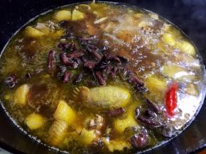 放入浸泡过的蘑菇，大火烧开转中火炖半小时