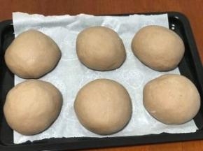 然后烤盘上放上油纸，面团放在烤盘上进行二次发酵50分钟。