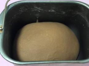 和成光滑且有延展手套膜的面团，和面结束即可在面包机内进行60分钟的基本发酵。