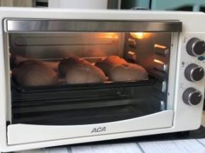 烤箱190度预热好，將有面团的烤盘放入烤箱中层,现在蒸汽加烘烤功能，190度烤18分钟。没有蒸汽功能的底部再放一个烤盘，倒1杯水，快速將烤箱门关上制造水汽。