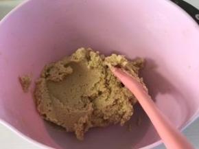 完全混合后，加上奶粉、可可粉、酸奶完全混合在内。