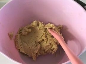 完全混合后，加上奶粉、可可粉、酸奶完全混合在内。