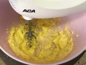 发面期间可以制作奶酥馅：把软化好的黄油加糖粉进行慢速搅拌打发。