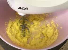 发面期间可以制作奶酥馅：把软化好的黄油加糖粉进行慢速搅拌打发。