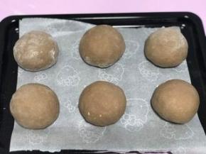 发酵好的面团排气后分成6份，整圆，室温下盖上保鲜膜松弛20分钟。