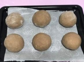 发酵好的面团排气后分成6份，整圆，室温下盖上保鲜膜松弛20分钟。