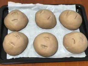 在表面割出喜欢的割口。