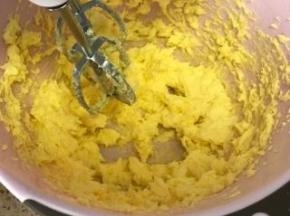 把鸡蛋打散然后分两次依次加入黄油中，进行搅拌。