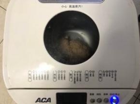 启动面包机的和面模式进行和面。