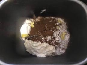 将软欧材料按照粉类、液体、黄油、酵母、老面的顺序投入到面包机中。