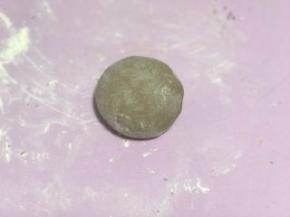 面团底部捏紧整圆。