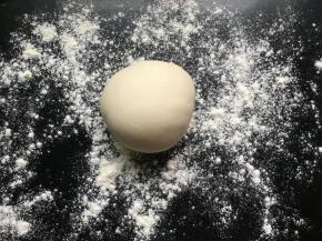 利用手掌根部来回揉搓至表面光滑，再在操作台撒上薄薄一层面粉防粘；