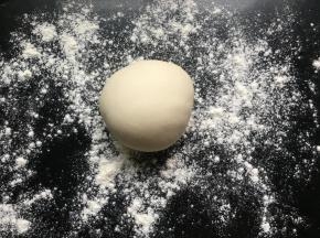 利用手掌根部来回揉搓至表面光滑，再在操作台撒上薄薄一层面粉防粘；