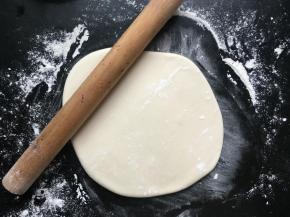 擀面杖按照左上、右上、左下、右下方向来回擀面团，