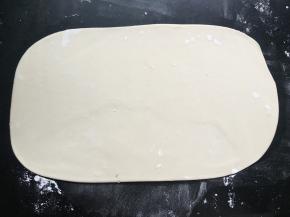 把面团擀成长方形薄片；