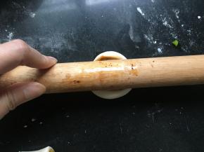 取一小剂子，用擀面杖轻轻压扁即可；