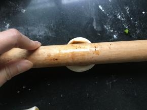 取一小剂子，用擀面杖轻轻压扁即可；