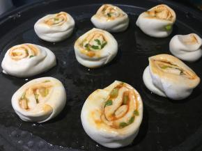 锅底刷油，将小剂子一个个放入，中间留些许空隙，盖上盖子，醒发至稍微膨大即可；（参考28度25分钟）