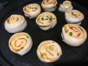 盖着盖子，中小火煎至底部微黄；