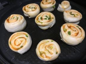 盖着盖子，中小火煎至底部微黄；