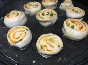 倒入一碗清水，约莫面团三分之一位置；