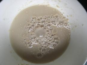 碗中倒入温水后放入酵母，搅拌均匀，激活酵母活性；