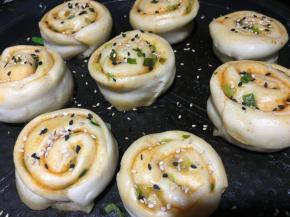 继续盖上盖子，中火煎，直至水份煎干，然后撒上芝麻；