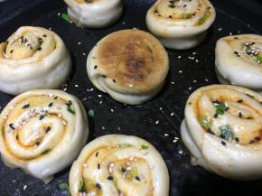 继续煎至底部金黄，也可以水份煎干后倒入些许油煎黄，出锅即可；