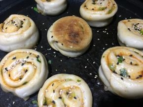 继续煎至底部金黄，也可以水份煎干后倒入些许油煎黄，出锅即可；