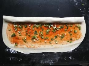 从上至下卷成长卷状，尽量卷紧些；