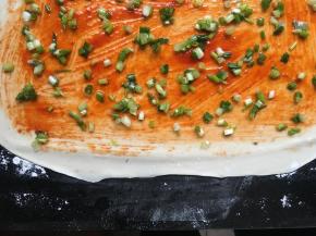 均匀撒上葱花，并将底部用擀面杖擀薄或手指指尖按薄；