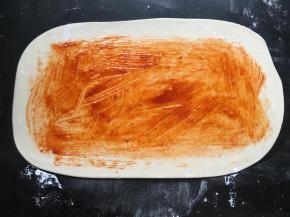 再刷上一层辣酱；