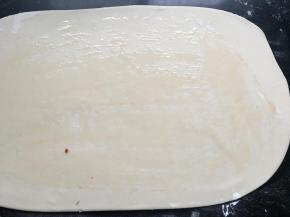 用刷子刷上一层薄薄的油；