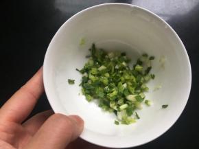香葱洗净，切碎放入碗中，再放入少量油、小苏打，搅拌均匀备用；