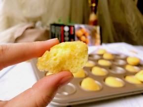掰开看看，内部结构蓬松、口感松软。