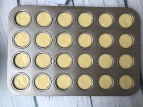 将面糊倒入模具内，轻震几下，震出气泡。