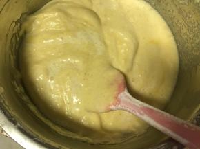 然后加入淡奶油再次拌匀，拌至淡奶油完全融入蛋糕糊。