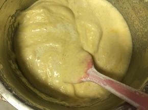 然后加入淡奶油再次拌匀，拌至淡奶油完全融入蛋糕糊。