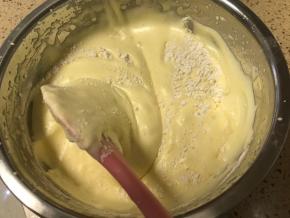 筛入低筋面粉，用翻拌的手法将面粉分两次拌匀，直到无干粉即可。