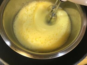 鸡蛋加糖用打蛋器打散, 锅内水烧热（大概60度）关火，然后把鸡蛋盆坐到温水里，用电动打蛋器高速搅打。