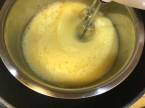 鸡蛋加糖用打蛋器打散, 锅内水烧热（大概60度）关火，然后把鸡蛋盆坐到温水里，用电动打蛋器高速搅打。