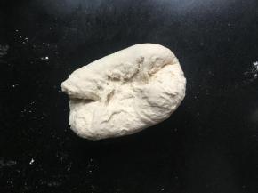 将面絮倒到操作台，和成面团；