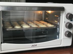 ACA烤箱160度提前预热5分钟，将蛋糕模具放入烤箱中层烘烤17分钟左右。