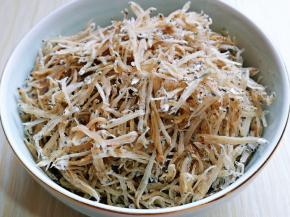 小银鱼干洗干净，淋干水分。