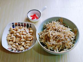 准备好花生米，小辣椒切小段。
