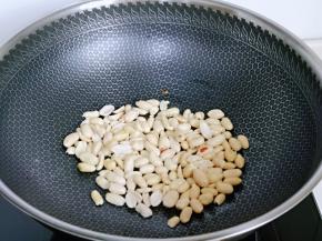 起油锅，加入花生米煸炒，全程小火。