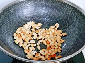 炒制花生米微黄，熟了盛出装盘备用。