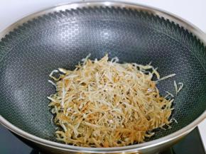 另起油锅，加入银鱼干。